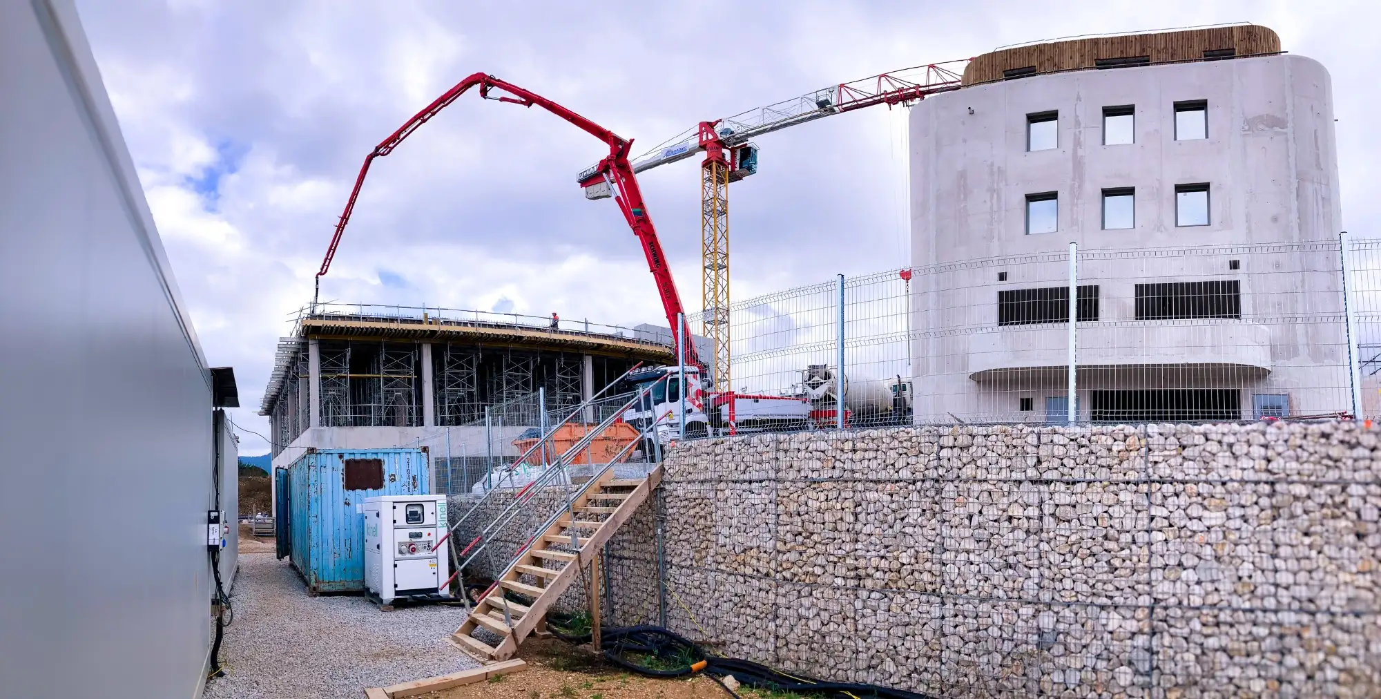 BESS45-60_Kinell_Construction site with crane -Peakshaving-south of France3