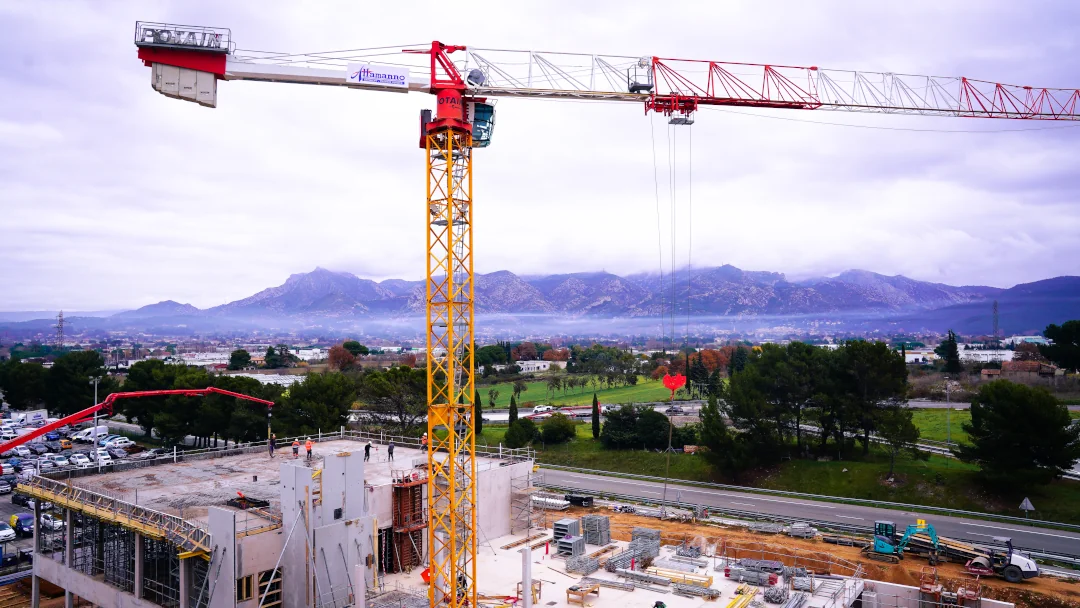 Optimizing crane power demand through peak shaving